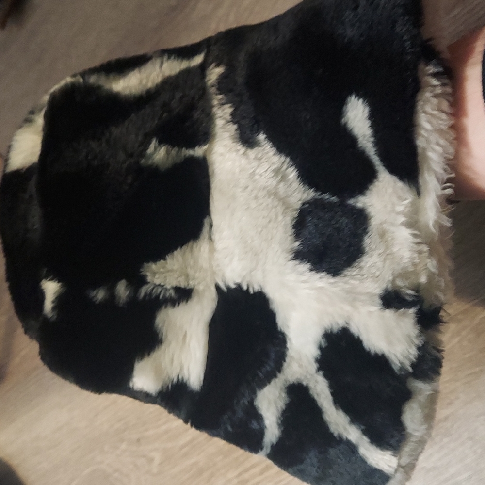 COPY - Vintage 1990s furry cow bucket hat! Legit trending
